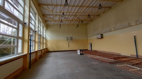 Duża sala gimnastyczna w trakcie robót związanych z wymianą okien oraz rozebraniem parkietu.