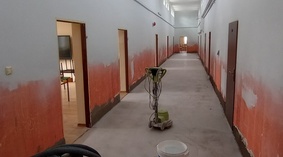 Przygotowanie podłoża pod montaż wykładziny tarkett. Korytarz parter.