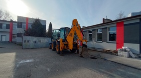 Rozpoczęto roboty związane z przebudową przyłącza kanalizacyjnego na zewnątrz szkoły.