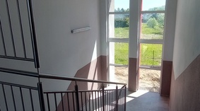 Zamontowano balustrady na klatce schodowej.