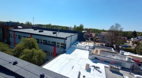 Rozpoczęto wykonanie termomodernizacji dachu skrzydła frontowego od strony południowej.