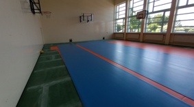 Remont podłogi sportowej w dużej sali gimnastycznej. Przygotowanie do ułożenia nawierzchni sportowej