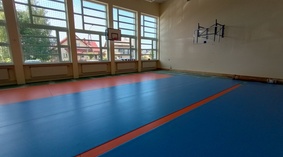 Remont podłogi sportowej w dużej sali gimnastycznej.Przygotowanie do ułożenia nawierzchni sportowej.