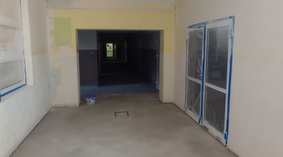 rozpoczęto remont korytarza przy wejściu głównym.