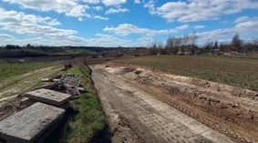 Ul. Orzechowa. Korytowanie i poszerzanie skarpy. Rozebranie płyt betonowych Jombo.