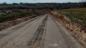 Ul. Orzechowa - skarpa. Wykonanie podbudowy pomocniczej z destruktu betonowego.