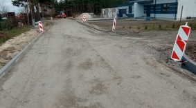 Ul. Stroma. Wbudowanie krawężników oraz podbudowy zasadniczej.