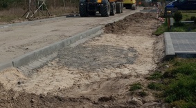 Ul. Widok. Wbudowanie krawężników, podbudowy zasadniczej.