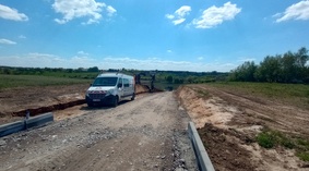 Wbudowanie krawężników i wykonanie profilowanie podbudowy na skarpie ul. Orzechowej.