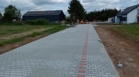 Układanie kostki brukowej na ul. Stromej.