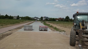 Trwa układanie kostki brukowej na kolejnym odcinku ul. Widok.
