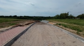 Wbudowanie krawężników i wykonanie profilowanie podbudowy i układanie chodnikana skarpie ul. Orzech