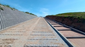 Układanie stopni schodowych i kostki brukowej na skarpie ul. Orzechowej-podjazd.