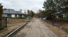 Układanie opornika na ławie betonowej.