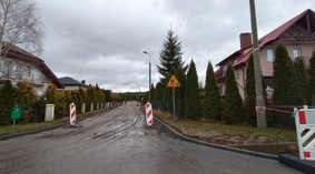 Układanie opornika na ławie betonowej.