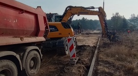 Układanie opornika na ławie betonowej.