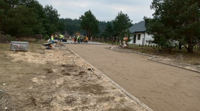 Rozpoczęto układanie kostki brukowej.