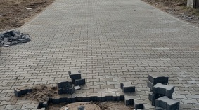 Układanie kostki brukowej. Regulacja istniejących studzienek kanalizacyjnych.