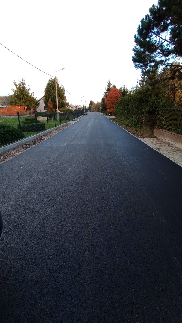 Wykonanie nawierzchni bitumicznej - warstwy ścieralnej na odcinku od km 0+000 do km 0+692.