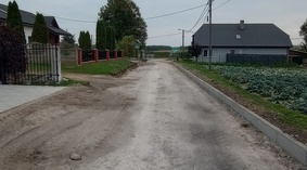 Wbudowanie krawężników i obrzeży wzdłuż jezdni i zjazdów na odcinku od km 0+000 do km 0+692.