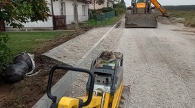 Wbudowanie krawężników i obrzeży wzdłuż jezdni i zjazdów na odcinku od km 0+000 do km 0+692.
