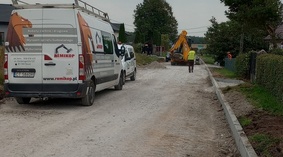 Wbudowanie krawężników i obrzeży wzdłuż jezdni i zjazdów na odcinku od km 0+000 do km 0+692.