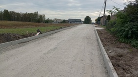 Wbudowanie krawężników i obrzeży wzdłuż jezdni i zjazdów na odcinku od km 0+000 do km 0+692.