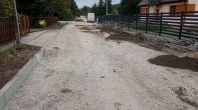 Wbudowanie krawężników i obrzeży wzdłuż jezdni i zjazdów na odcinku od km 0+000 do km 0+692.