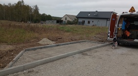 Wbudowanie krawężników i konstrukcji nawierzchni w pasie zjazdów na odcinku od km 0+000 do km 0+692.