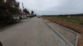 Wbudowanie krawężników i konstrukcji nawierzchni w pasie zjazdów na odcinku od km 0+000 do km 0+692.
