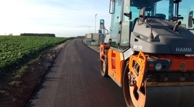 Wykonanie nawierzchni bitumicznej - warstwy wiążącej na odcinku od km 0+692 do km 1+677.