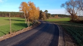 Skropienie emulsją asfaltową podbudowy na odcinku od km 0+692 do km 1+677.