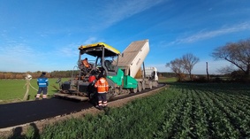 Wykonanie nawierzchni bitumicznej - warstwy wiążącej na odcinku od km 0+692 do km 1+677.