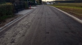 Skropienie emulsją asfaltową podbudowy na odcinku od km 0+000 do km 0+692.