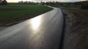 Wykonanie nawierzchni bitumicznej - warstwy wiążącej na odcinku od km 0+692 do km 1+677.