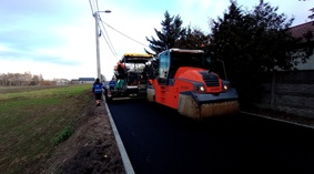 Wykonanie nawierzchni bitumicznej - warstwy wiążącej na odcinku od km 0+000 do km 0+692.