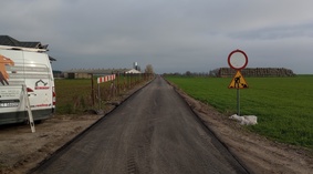 Wykonanie nawierzchni bitumicznej - warstwy ścieralnej na odcinku od km 0+692 do km 1+677.