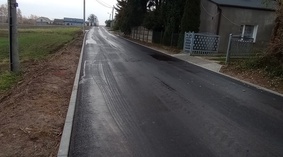 Skropienie emulsją asfaltową wykonanej warstwy wiążącej na odcinku od km 0+000 do km 0+692.