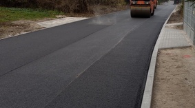 Wykonanie nawierzchni bitumicznej - warstwy ścieralnej na odcinku od km 0+000 do km 0+692.