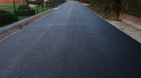 Wykonanie nawierzchni bitumicznej - warstwy ścieralnej na odcinku od km 0+000 do km 0+692.
