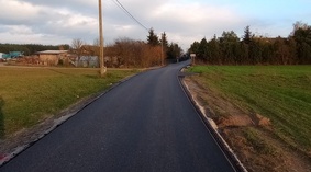 Wykonanie nawierzchni bitumicznej - warstwy ścieralnej na odcinku od km 0+692 do km 1+677.