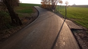 Wykonanie nawierzchni bitumicznej - warstwy ścieralnej na odcinku od km 0+692 do km 1+677.