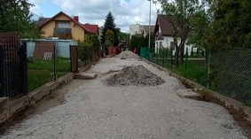 Roboty budowlane w trakcie budowy kanalizacji i wykonania podbudowy.