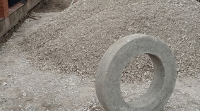 Roboty budowlane w trakcie budowy kanalizacji i wykonania podbudowy.