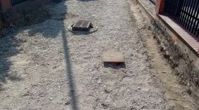 Roboty budowlane w trakcie budowy kanalizacji i wykonania podbudowy.