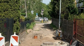 Roboty budowlane w trakcie budowy kanalizacji i wykonania podbudowy.