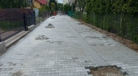 Układanie kostki brukowej.