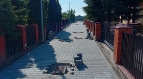 Układanie kostki brukowej, regulacja włazów.
