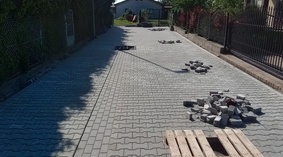 Układanie kostki brukowej, regulacja włazów.