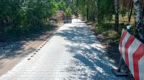 Układanie kostki brukowej.